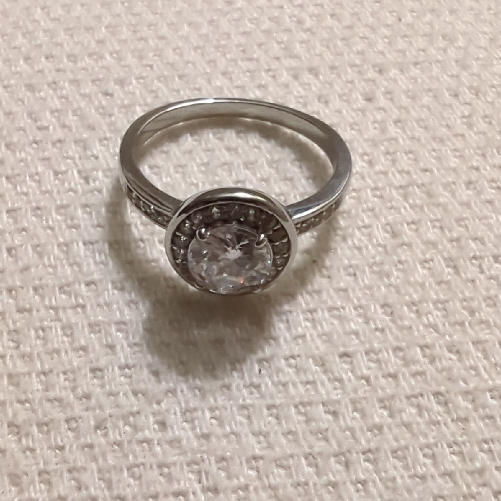 Chic Silver Ring with Sparkling Crystal
